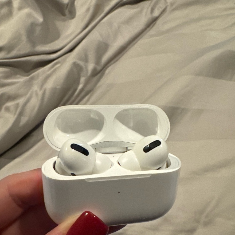 Apple AirPods 2nd Gen w/ Charging case